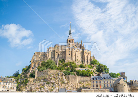 フランス・モンサンミッシェルの迫力ある近景 129913463