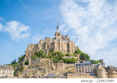 フランス・モンサンミッシェルの迫力ある近景 129913464