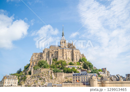 フランス・モンサンミッシェルの迫力ある近景 129913465