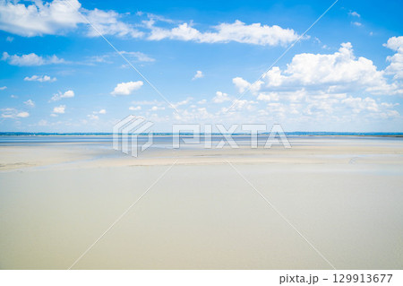 フランス・ノルマンディーの干潟と遠景 129913677