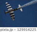 青空を飛ぶ第二次世界大戦機 129914225