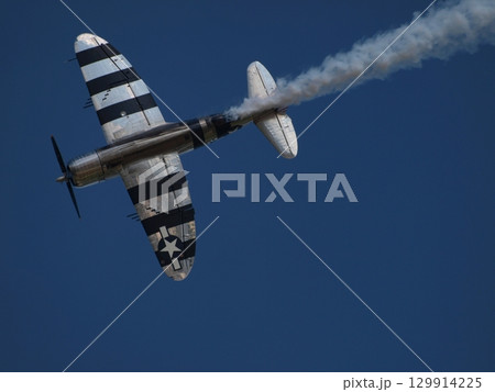 青空を飛ぶ第二次世界大戦機 129914225