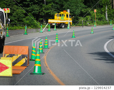 片側交互通行になっている工事中の道路 片側交互通行になっている工事中の道路 129914237