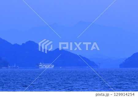 豪華客船の先に見える県境の橋と聳える瓶ヶ森(四国山脈) 129914254