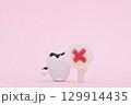 バツ印をもったミニチュアの虫歯 129914435