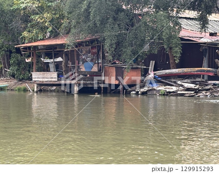川に浮かぶ船 川に浮かぶ船 129915293