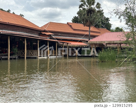 川に浮かぶ船 129915295