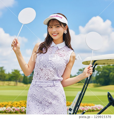 ゴルフ上達の常識クイズに使える〇✕サイン（プラカード）を持つ笑顔の女性　ピンクのレースのウエア　ゴル 129915370