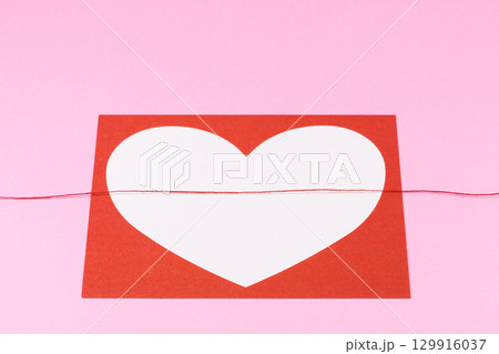 ハートと赤い糸で縁があるイメージ 129916037