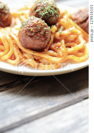 大きいミートボールのうどんナポリタン うどんアレンジ 大きいミートボールのうどんナポリタン うどんアレンジ 129916101