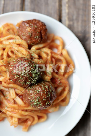 大きいミートボールのうどんナポリタン　うどんアレンジ 129916103