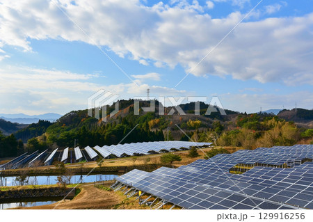 山間部の斜面に広がる冬の太陽光発電設備 129916256
