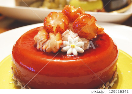 花びらのように飾り付けられたイチゴのホールケーキ 花びらのように飾り付けられたイチゴのホールケーキ 129916341