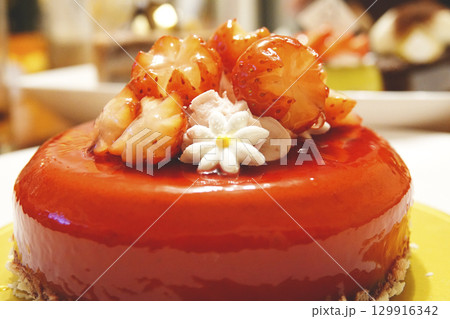花びらのように飾り付けられたイチゴのホールケーキ 129916342