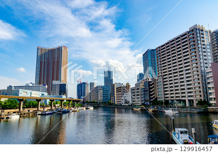 モノレールのある街並み 129916457