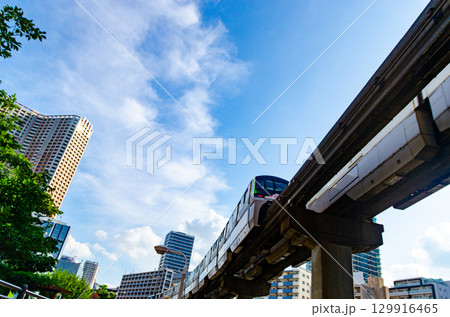 モノレールのある街並み 129916465