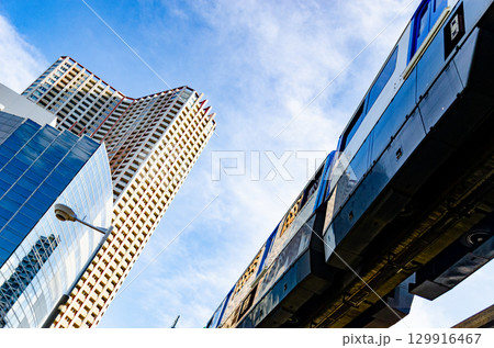 モノレールのある街並み 129916467