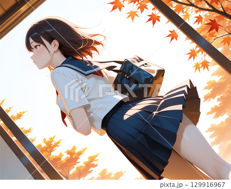 セーラー服の女子高生と秋の季節感あふれる青春と紅葉の通学シーン 129916967