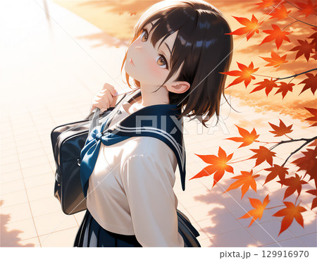 セーラー服の女子高生と秋の季節感あふれる青春と紅葉の通学シーン 129916970