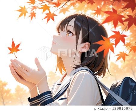 セーラー服の女子高生と秋の季節感あふれる青春と紅葉の通学シーン 129916979