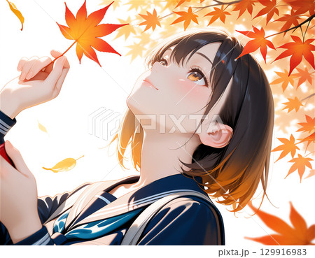 セーラー服の女子高生と秋の季節感あふれる青春と紅葉の通学シーン 129916983