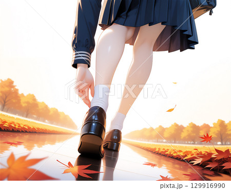 セーラー服の女子高生と秋の季節感あふれる青春と紅葉の通学シーン 129916990