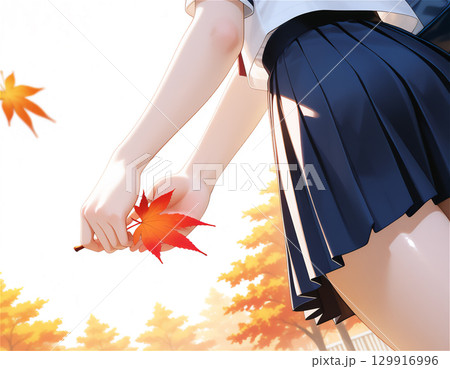セーラー服の女子高生と秋の季節感あふれる青春と紅葉の通学シーン 129916996