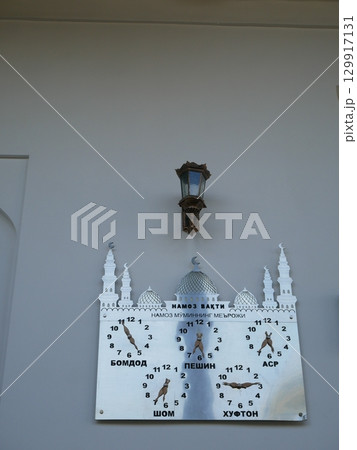 サマルカンドのモスクにあるアザーンの時間を知らせる時計（ウズベキスタン） 129917131