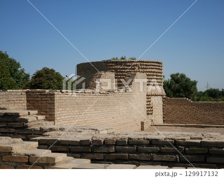 サマルカンドの土壁の構造物 129917132
