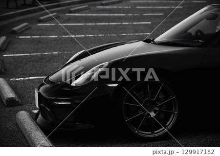 駐車場に佇む黒いオープンカー 129917182