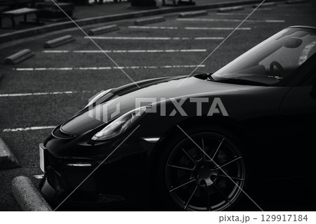 駐車場に佇む黒いオープンカー 駐車場に佇む黒いオープンカー 129917184