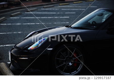 駐車場に佇む黒いオープンカー 駐車場に佇む黒いオープンカー 129917187