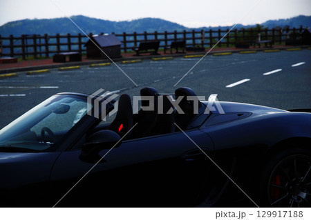 駐車場に佇む黒いオープンカー 駐車場に佇む黒いオープンカー 129917188