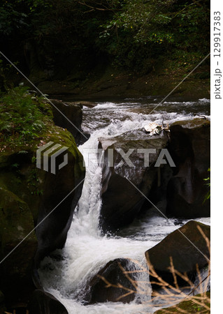 岩の間を通る川水 129917383