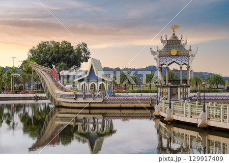 Mahligai Royal Barge and Pavilion, Sultan Omar Ali Saifuddien Mosque, Bandar Seri Begawan, Brunei 129917409