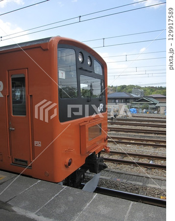 高尾駅に停車する中央快速線 201系 H7編成 高尾駅に停車する中央快速線 201系 H7編成 129917589