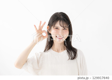 女性　笑顔 129917640