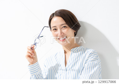 眼鏡を持った女性	 129917866