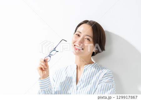 眼鏡を持った女性 眼鏡を持った女性 129917867