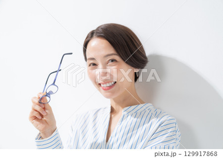 眼鏡を持った女性 眼鏡を持った女性 129917868