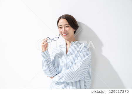眼鏡を持った女性	 129917870