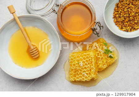 Composition of honey, honeycombs and bee pollen creating delicious golden spread 129917904
