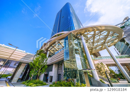 日本の東京都市景観 8月。猛烈な暑さ、高輪ゲートウェイシティや発達した雲などを望む…＝21日 129918184