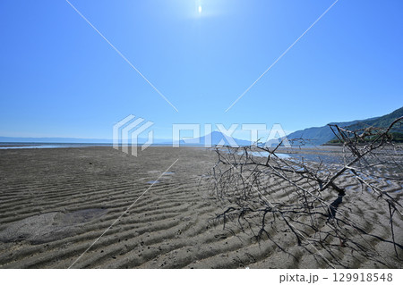 浜辺から眺める桜島のある風景 浜辺から眺める桜島のある風景 129918548