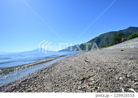 砂浜と海と桜島 129918558