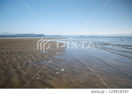 遠浅と穏やかな海の波 129918597