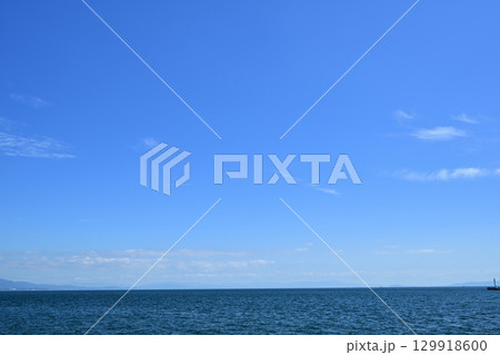 広い湾の中の海 129918600