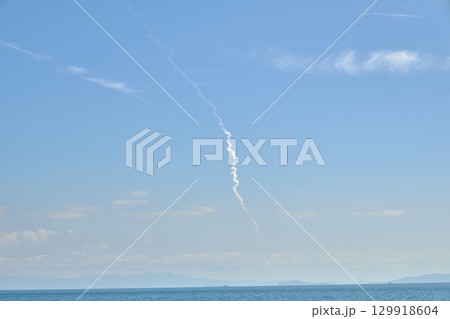 種子島から打ち上げられたロケットの雲 129918604