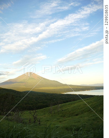 朝焼けに染まる富士山 朝焼けに染まる富士山 129918635