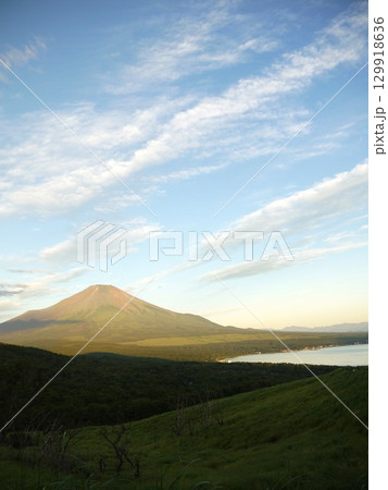 朝焼けに染まる富士山 129918636